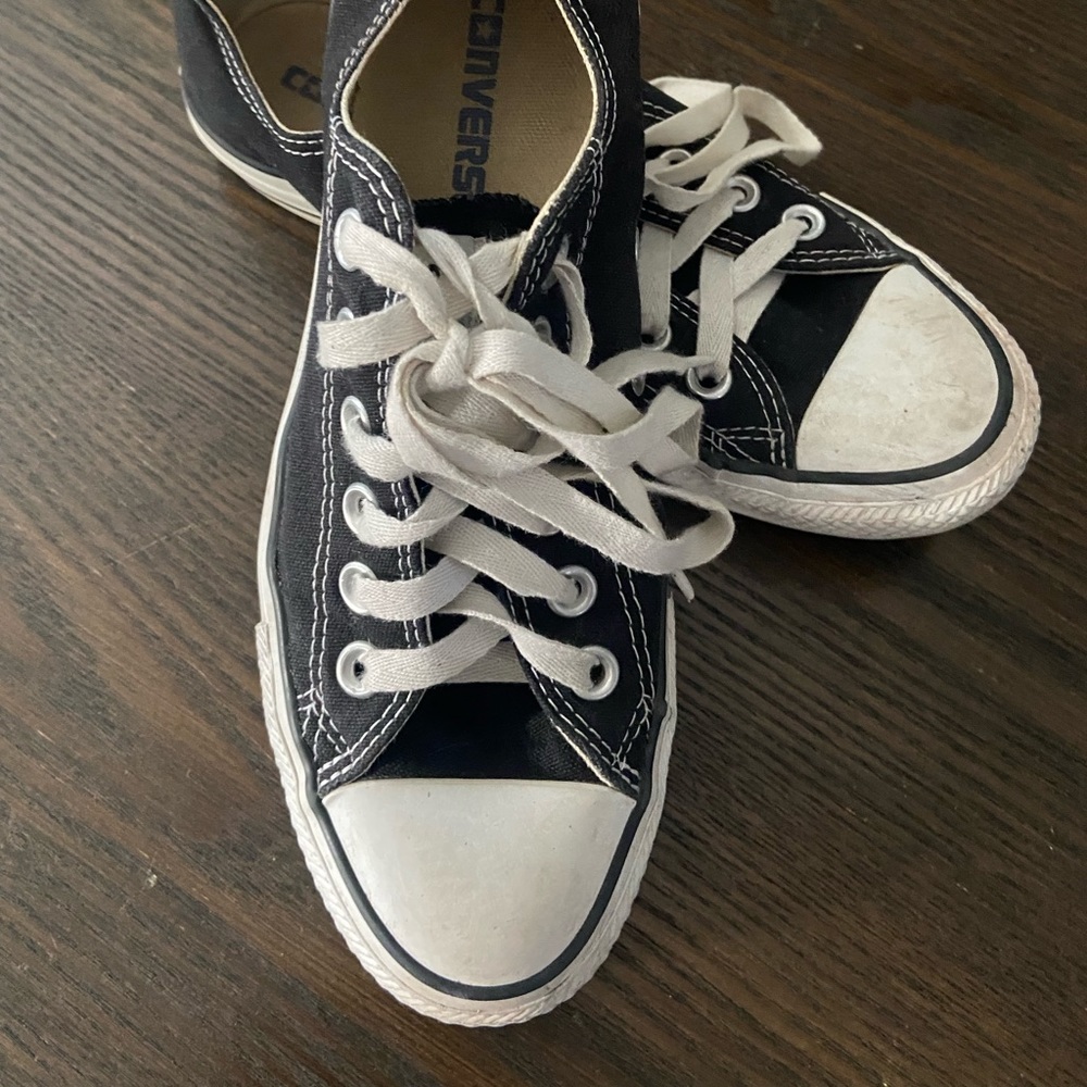 Black and white converse size woman’s 7 mens 5